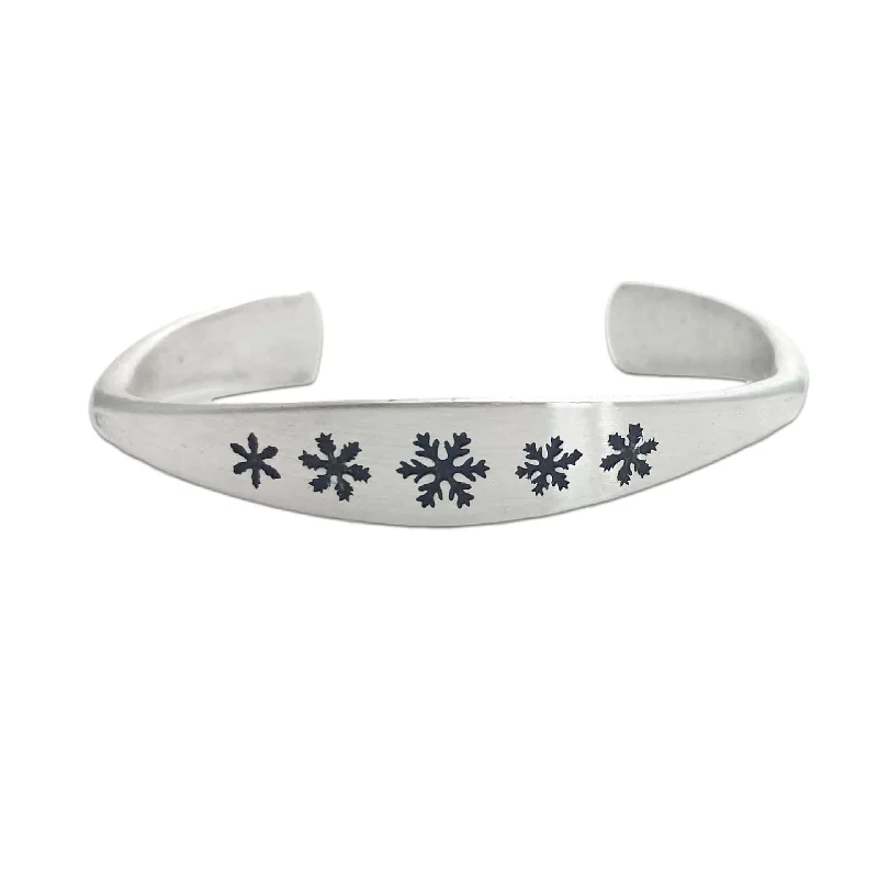 Offset design bracelet-Powder Signet Cuff Bracelet