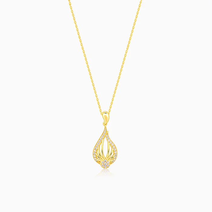 Fine-edged necklace-Golden Glint Pendant With Link Chain