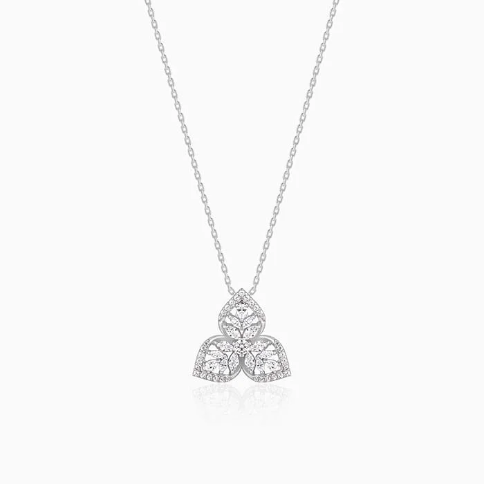 Narrow-tier necklace-Silver Mighty Leaf Pendant With Link Chain